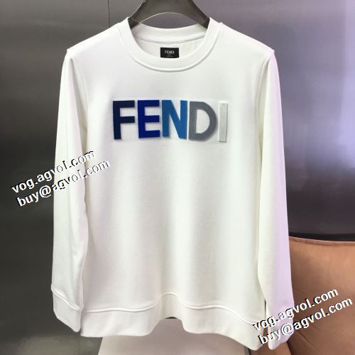 綺麗に決まるフォルム！プルオーバーパーカー 2色可選 2021秋冬 フェンディ FENDI フェンディブランドスーパーコピー ロゴパーカー ビンテージ感ある