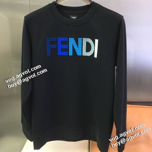 綺麗に決まるフォルム！プルオーバーパーカー 2色可選 2021秋冬 フェンディ FENDI フェンディブランドスーパーコピー ロゴパーカー ビンテージ感ある
