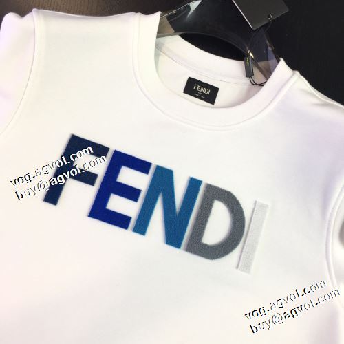 綺麗に決まるフォルム！プルオーバーパーカー 2色可選 2021秋冬 フェンディ FENDI フェンディブランドスーパーコピー ロゴパーカー ビンテージ感ある