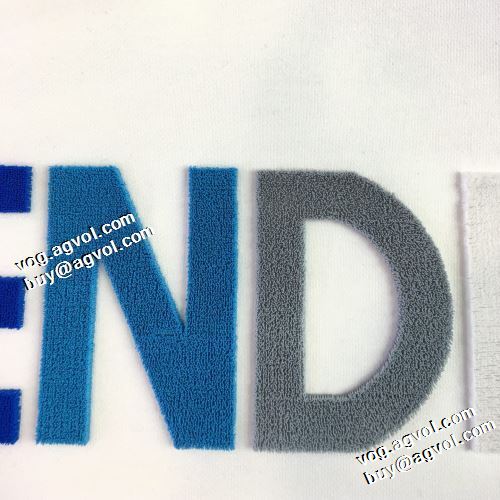 綺麗に決まるフォルム！プルオーバーパーカー 2色可選 2021秋冬 フェンディ FENDI フェンディブランドスーパーコピー ロゴパーカー ビンテージ感ある