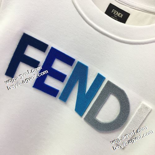 綺麗に決まるフォルム！プルオーバーパーカー 2色可選 2021秋冬 フェンディ FENDI フェンディブランドスーパーコピー ロゴパーカー ビンテージ感ある