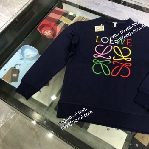 落ち着いた質感 ロエベブランドコピー 2021秋冬 ロエベ LOEWE プルオーバーパーカー 存在感のある シンプルなデザイン
