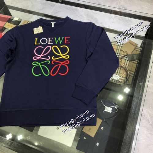 落ち着いた質感 ロエベブランドコピー 2021秋冬 ロエベ LOEWE プルオーバーパーカー 存在感のある シンプルなデザイン