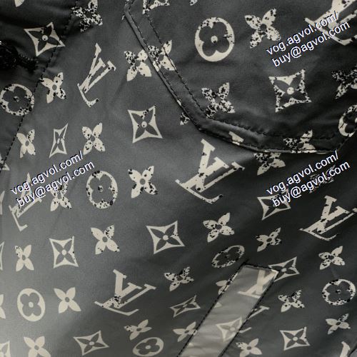  プレゼントに      ルイ ヴィトン LOUIS VUITTON      2021春夏       LOUIS VUITTONブランド コピー    堪能できるコート   プリント柄