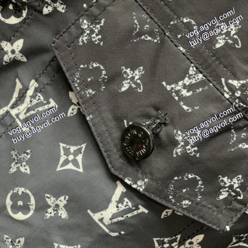  プレゼントに      ルイ ヴィトン LOUIS VUITTON      2021春夏       LOUIS VUITTONブランド コピー    堪能できるコート   プリント柄