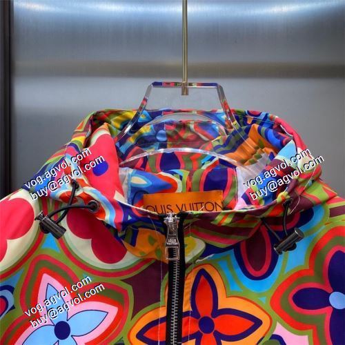 スタイリッシュな印象 LOUIS VUITTONブランドスーパーコピー 2021秋冬 ルイ ヴィトン LOUIS VUITTON フード付きコート おしゃれな装い