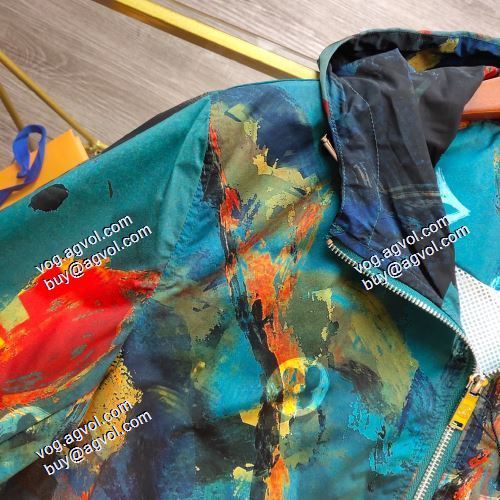 2021秋冬 ルイ ヴィトン LOUIS VUITTON フード付きコート 軽量ジャケット 派手 ：比较华丽的 LOUIS VUITTONブランドコピー