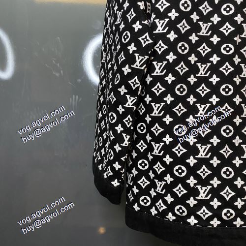 ルイ ヴィトンコピー 高級感ある 2021秋冬 ルイ ヴィトン LOUIS VUITTON フード付きコート 優美なお出かけスタイル