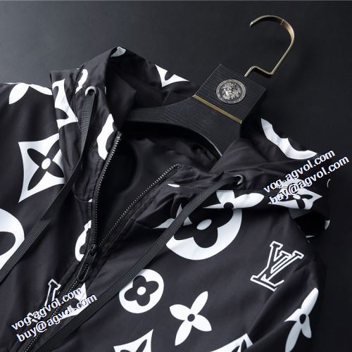 2021秋冬 極上の着心地 ルイ ヴィトンブランドスーパーコピー ルイ ヴィトン LOUIS VUITTON ジャケット ブルゾン ちょうどいい丈感 プリント柄 フード付きコート ポケット付