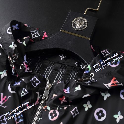 2021秋冬 ルイ ヴィトン LOUIS VUITTON 楽に着用出来る ルイ ヴィトンブランドコピー フード付きコート プリント柄 リブ付 ファッション 人気