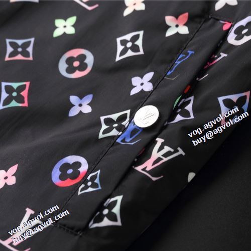 2021秋冬 ルイ ヴィトン LOUIS VUITTON 楽に着用出来る ルイ ヴィトンブランドコピー フード付きコート プリント柄 リブ付 ファッション 人気