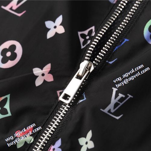 2021秋冬 ルイ ヴィトン LOUIS VUITTON 楽に着用出来る ルイ ヴィトンブランドコピー フード付きコート プリント柄 リブ付 ファッション 人気