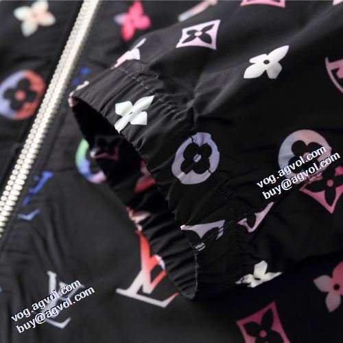 2021秋冬 ルイ ヴィトン LOUIS VUITTON 楽に着用出来る ルイ ヴィトンブランドコピー フード付きコート プリント柄 リブ付 ファッション 人気
