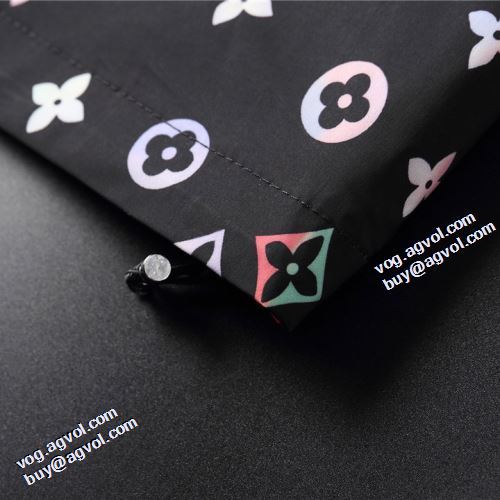 2021秋冬 ルイ ヴィトン LOUIS VUITTON 楽に着用出来る ルイ ヴィトンブランドコピー フード付きコート プリント柄 リブ付 ファッション 人気