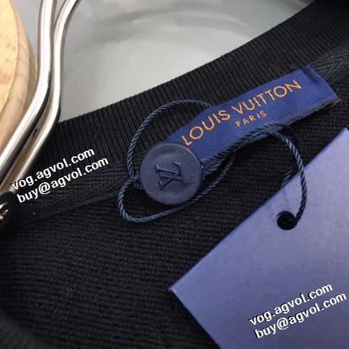2022新作 ルイ ヴィトンスーパーコピー ファッション 人気 リブ付 ルイ ヴィトン LOUIS VUITTON プルオーバーパーカー 程よい厚み オシャレロゴパーカー