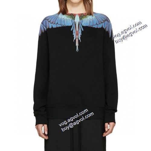 お洒落に魅せる 2021秋冬 マルセロバーロン プルオーバーパーカー スタイリッシュな印象 Marcelo Burlon ブランドスーパーコピー