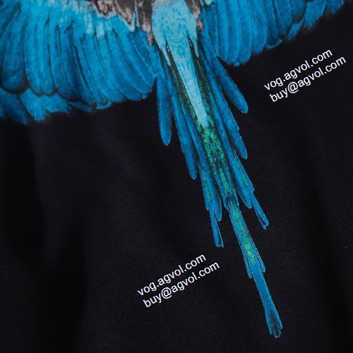 お洒落に魅せる 2021秋冬 マルセロバーロン プルオーバーパーカー スタイリッシュな印象 Marcelo Burlon ブランドスーパーコピー