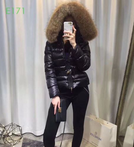 腰の括れ 2021秋冬 2色可選 モンクレール MONCLER 完成度の高い逸品 ベルトづき ラクーンファー付きダウンコート モンクレールブランドスーパーコピー 森の中でスキーをする様子を描いたイラストを、きらきらと輝くラインストーンで表現したダウンベストは、リバティーン(Libertine)とのコラボレーション。Balt Gettyのストリートアートのようなスカルプリントを配したダウンベストやニットも取り揃える。