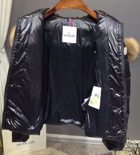 腰の括れ 2021秋冬 2色可選 モンクレール MONCLER 完成度の高い逸品 ベルトづき ラクーンファー付きダウンコート モンクレールブランドスーパーコピー 森の中でスキーをする様子を描いたイラストを、きらきらと輝くラインストーンで表現したダウンベストは、リバティーン(Libertine)とのコラボレーション。Balt Gettyのストリートアートのようなスカルプリントを配したダウンベストやニットも取り揃える。
