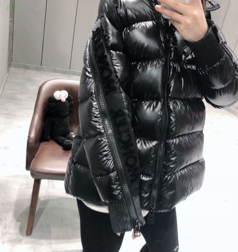 カジュアルに着こなせるデザイン ダウンジャケット 2021秋冬 モンクレール MONCLER モンクレールブランド コピー 軽くて暖かい 優美なお出かけスタイル テトリスを彷彿とさせるトリコロールモチーフを表現したダウンジャケットや、ウォータリーな質感の色彩でデザインされたオーバーサイズセーターといった、ユニークなパターンのピースもラインナップする。