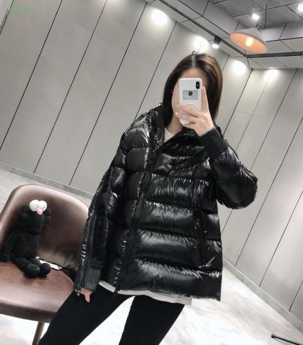カジュアルに着こなせるデザイン ダウンジャケット 2021秋冬 モンクレール MONCLER モンクレールブランド コピー 軽くて暖かい 優美なお出かけスタイル テトリスを彷彿とさせるトリコロールモチーフを表現したダウンジャケットや、ウォータリーな質感の色彩でデザインされたオーバーサイズセーターといった、ユニークなパターンのピースもラインナップする。