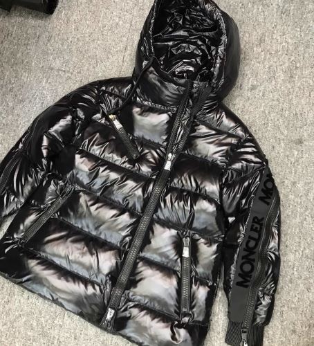 カジュアルに着こなせるデザイン ダウンジャケット 2021秋冬 モンクレール MONCLER モンクレールブランド コピー 軽くて暖かい 優美なお出かけスタイル テトリスを彷彿とさせるトリコロールモチーフを表現したダウンジャケットや、ウォータリーな質感の色彩でデザインされたオーバーサイズセーターといった、ユニークなパターンのピースもラインナップする。