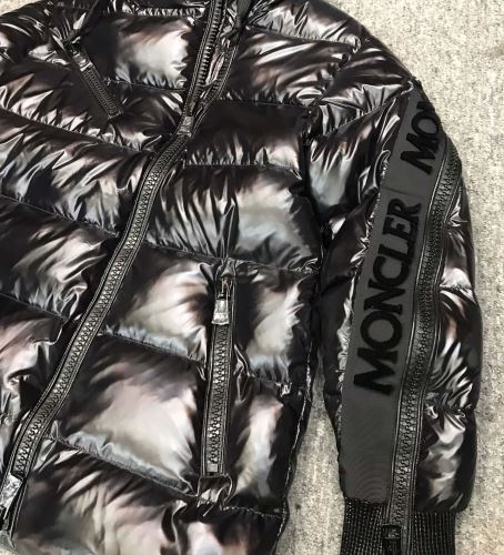 カジュアルに着こなせるデザイン ダウンジャケット 2021秋冬 モンクレール MONCLER モンクレールブランド コピー 軽くて暖かい 優美なお出かけスタイル テトリスを彷彿とさせるトリコロールモチーフを表現したダウンジャケットや、ウォータリーな質感の色彩でデザインされたオーバーサイズセーターといった、ユニークなパターンのピースもラインナップする。