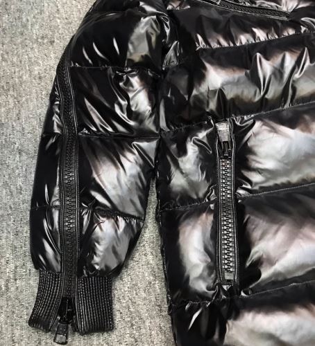 カジュアルに着こなせるデザイン ダウンジャケット 2021秋冬 モンクレール MONCLER モンクレールブランド コピー 軽くて暖かい 優美なお出かけスタイル テトリスを彷彿とさせるトリコロールモチーフを表現したダウンジャケットや、ウォータリーな質感の色彩でデザインされたオーバーサイズセーターといった、ユニークなパターンのピースもラインナップする。