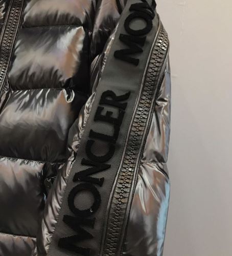 カジュアルに着こなせるデザイン ダウンジャケット 2021秋冬 モンクレール MONCLER モンクレールブランド コピー 軽くて暖かい 優美なお出かけスタイル テトリスを彷彿とさせるトリコロールモチーフを表現したダウンジャケットや、ウォータリーな質感の色彩でデザインされたオーバーサイズセーターといった、ユニークなパターンのピースもラインナップする。