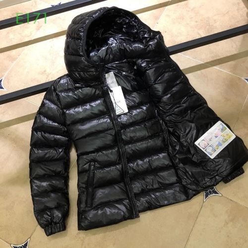 2021秋冬 モンクレール MONCLER 軽量ダウンジャケット モンクレールコピー ブランド 寒い季節にピッタリの一枚 秋のお出かけに最適 コーデに合わせ