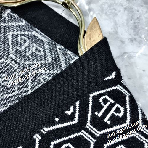 セーター 落ち着いた質感 フィリッププレインブランドコピー 人目を惹くデザイン フィリッププレイン PHILIPP PLEIN 2021秋冬 おしゃれな装い