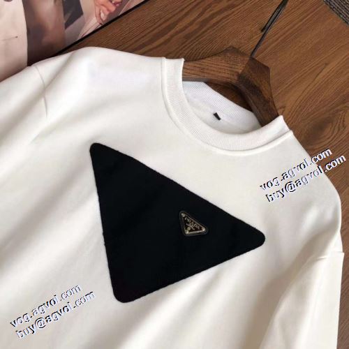プラダスーパーコピー 高級感漂わせる シンプルなデザイン 2021秋冬 プリントパーカ プラダ PRADA 2色可選  プルオーバーパーカー 秋の定番