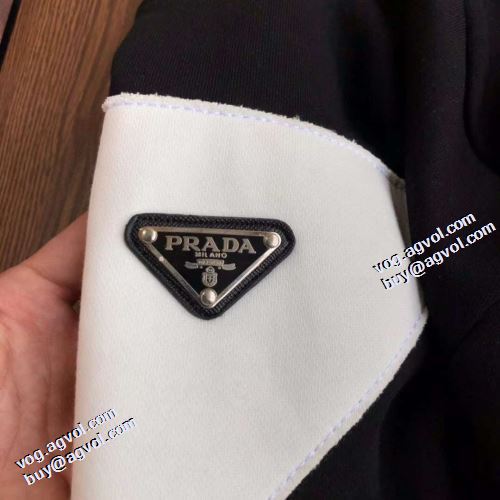 プラダスーパーコピー 高級感漂わせる シンプルなデザイン 2021秋冬 プリントパーカ プラダ PRADA 2色可選  プルオーバーパーカー 秋の定番