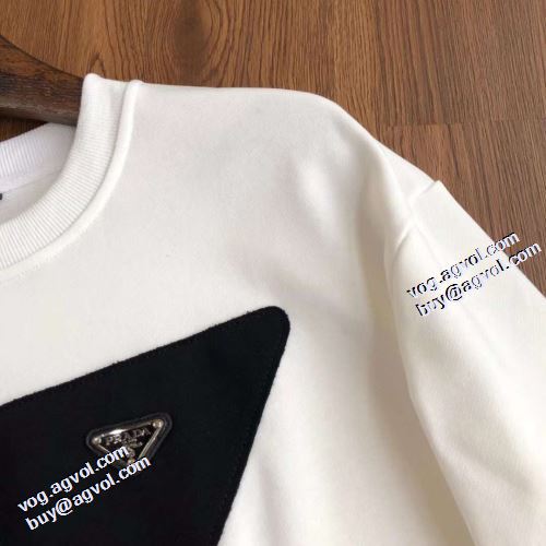 プラダスーパーコピー 高級感漂わせる シンプルなデザイン 2021秋冬 プリントパーカ プラダ PRADA 2色可選  プルオーバーパーカー 秋の定番