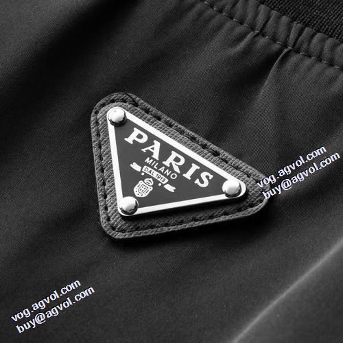 2021秋冬 プラダ PRADA 実用性に溢れるアイテム  ポケット付 プラダスーパーコピー 激安 適度な厚み ブルゾン 堪能できるコート