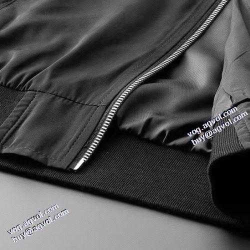2021秋冬 プラダ PRADA 実用性に溢れるアイテム  ポケット付 プラダスーパーコピー 激安 適度な厚み ブルゾン 堪能できるコート