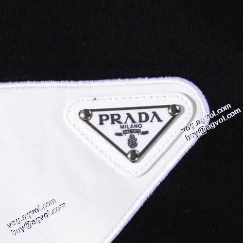 一番人気の新作はこれ 2021秋冬 プリントパーカ 高級感漂わせる プラダ PRADA 秋の定番 プルオーバーパーカー 2色可選 プラダスーパーコピー 代引