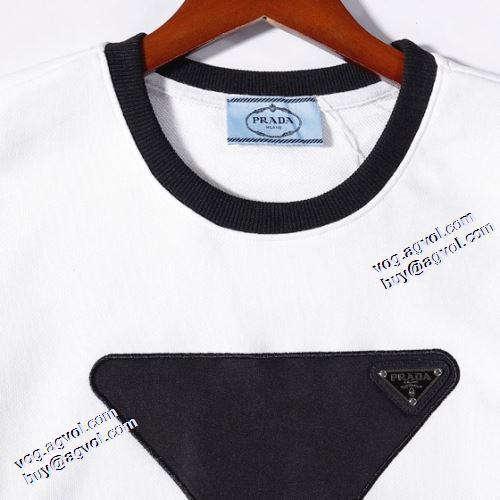 一番人気の新作はこれ 2021秋冬 プリントパーカ 高級感漂わせる プラダ PRADA 秋の定番 プルオーバーパーカー 2色可選 プラダスーパーコピー 代引
