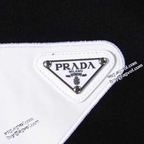 一番人気の新作はこれ 2021秋冬 プリントパーカ 高級感漂わせる プラダ PRADA 秋の定番 プルオーバーパーカー 2色可選 プラダスーパーコピー 代引