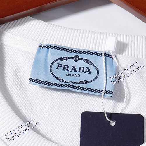プラダブランドスーパーコピー 2021秋冬 抜群な楽チン感ある大定番 オシャレロゴパーカー プラダ PRADA プルオーバーパーカー 2色可選 ジップパーカー