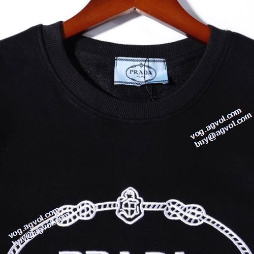 プラダブランドスーパーコピー 2021秋冬 抜群な楽チン感ある大定番 オシャレロゴパーカー プラダ PRADA プルオーバーパーカー 2色可選 ジップパーカー