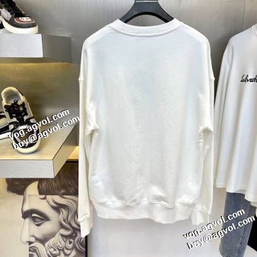 プルオーバーパーカー 海外セレブ愛用 プラダ PRADA ロゴパーカー 2色可選 プラダコピー オリジナルプリント 収縮性のある 長袖Tシャツ