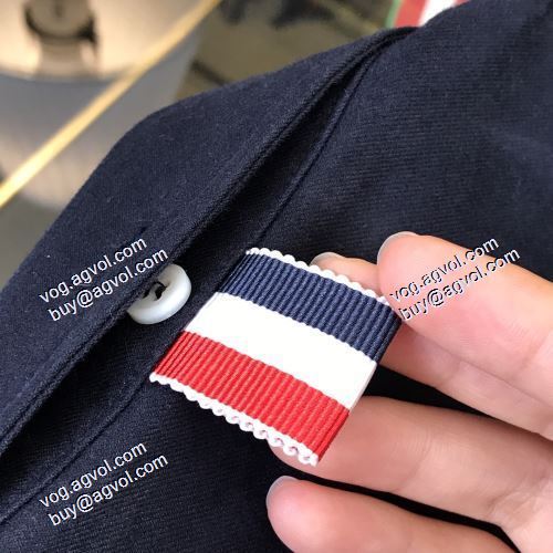 機能性も備えたアイテム 2021秋冬 トムブラウン THOM BROWNE コート トムブラウンコートコピー 立体的な衿元 軽量ジャケット 