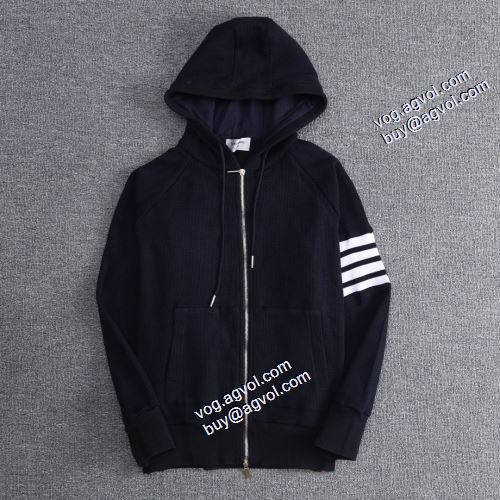 2021秋冬 トムブラウン THOM BROWNE トムブラウンブランド コピー 上品な輝きを放つ形 パーカー ジャケット 程よい厚み 3色可選 秋のお出かけに最適
