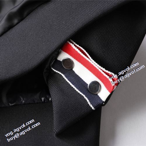 個性的 ちょうどいい丈感 2021秋冬 トムブラウン THOM BROWNE トムブラウンスーパーコピー 激安 ブルゾン 堪能できるコート