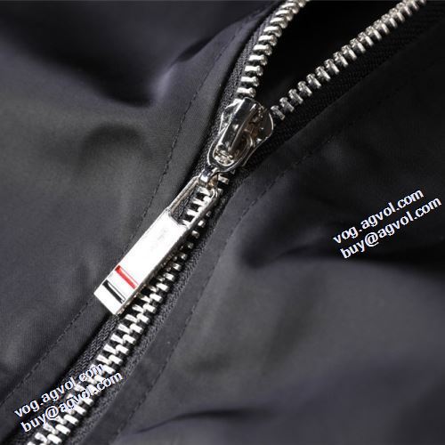 個性的 ちょうどいい丈感 2021秋冬 トムブラウン THOM BROWNE トムブラウンスーパーコピー 激安 ブルゾン 堪能できるコート