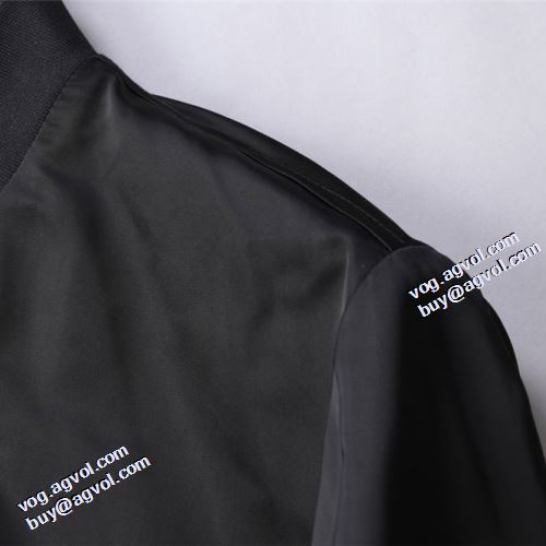 個性的 ちょうどいい丈感 2021秋冬 トムブラウン THOM BROWNE トムブラウンスーパーコピー 激安 ブルゾン 堪能できるコート