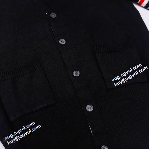 上品上質 セーター  スナップ止め仕様 2021秋冬 トムブラウン THOM BROWNE トムブラウンコピー 楽に着用出来る