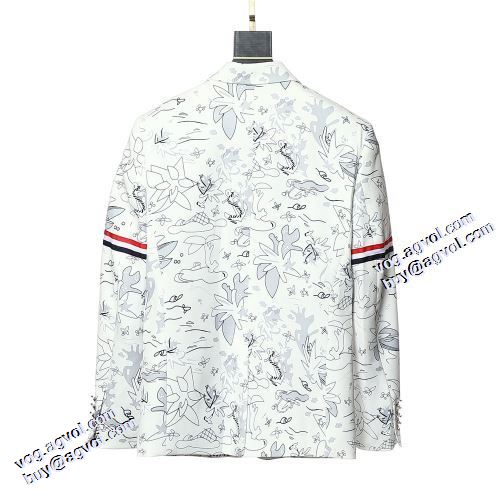 2021秋冬 トムブラウンコピー ブランド ブルゾン トムブラウン THOM BROWNE 大絶賛の履き心地! スナップ止め仕様 高級感漂わせる