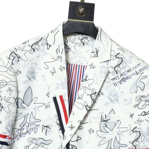 2021秋冬 トムブラウンコピー ブランド ブルゾン トムブラウン THOM BROWNE 大絶賛の履き心地! スナップ止め仕様 高級感漂わせる